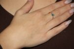 Anello oro bianco con diamanti e smeraldo