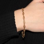 Bracciale oro giallo lucido satinato con fiorellini