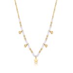 COLLANA GLINT  IN ACCIAIO 316L, FINITURA PVD COLORE ORO, SFERE IN VETRO  BIANCHE  E PENDENTE A FORMA DI QUADRIFOGLIO