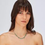 COLLANA GLINT  IN ACCIAIO 316L, SFERE IN VETRO VERDE E PENDENTE A FORMA DI QUADRIFOGLIO