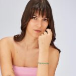 BRACCIALE GLINT  IN ACCIAIO 316L, SFERE IN VETRO VERDE E PENDENTE A FORMA DI QUADRIFOGLIO