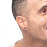 MONO ORECCHINO ACCIAIO CON ZIRCONE NERO 0,7 MM