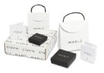 MONO ORECCHINO CON QUADRATO IN ONICE PENDENTE