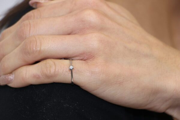 Anello oro bianco solitario con diamante