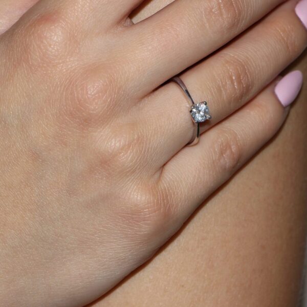 Anello oro bianco solitario con diamante