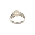 Anello oro bianco con perla e diamanti