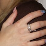 Anello oro bianco con perla e diamanti