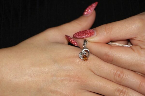 Ciondolo oro bianco cuore con topazio giallo