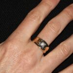 Anello due ori lavorato con zircone bianco