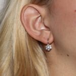 Orecchini oro bianco fiore con zirconi bianchi
