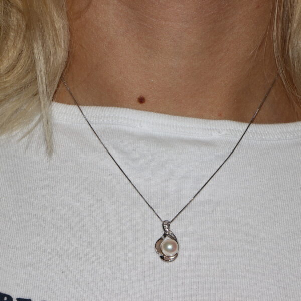 Collana oro bianco con ciondolo perla e zircone