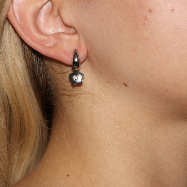 Orecchini oro bianco con fiore pendente con diamante
