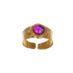 Anello oro giallo con zircone viola cabochon