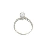 Anello oro bianco contrarie con zirconi bianchi