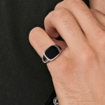 ANELLO UOMO SIGILLO IN ACCIAIO E IP NERO - MISURA 23