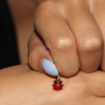 Ciondolo oro giallo coccinella smaltata