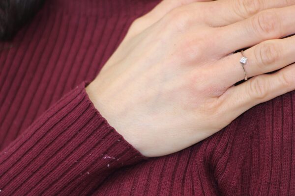 Anello oro bianco solitario con diamante