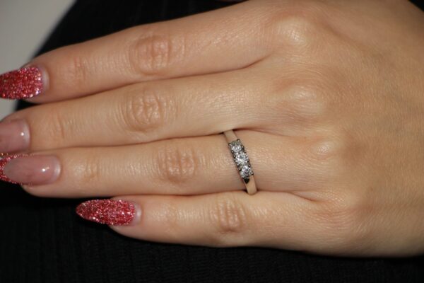 Anello oro bianco trilogy con diamanti