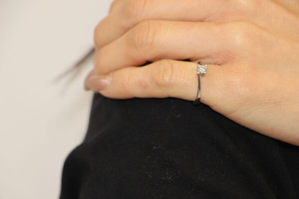 Anello oro bianco solitario con diamanti