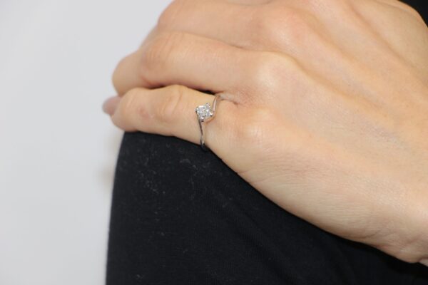 Anello oro bianco solitario con diamanti cierre