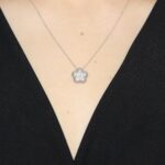 Collana oro bianco con ciondolo fiore con diamanti alfieri e st john