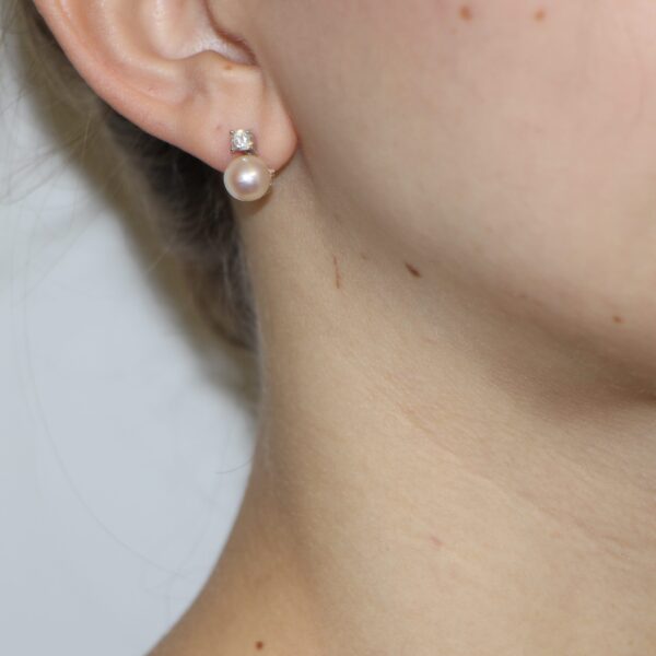 Orecchini oro bianco perla con zircone bianco
