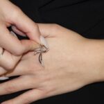 Ciondolo oro bianco croce con zirconi bianchi