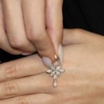 Ciondolo oro bianco croce con zirconi taglio marquise