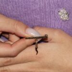 Spilla oro giallo con ciondolo cornetto