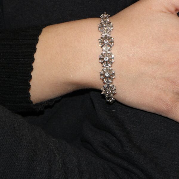 Bracciale oro bianco semirigido con zirconi modello vintage