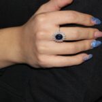 Anello oro bianco fiore con zirconi bianchi e blu
