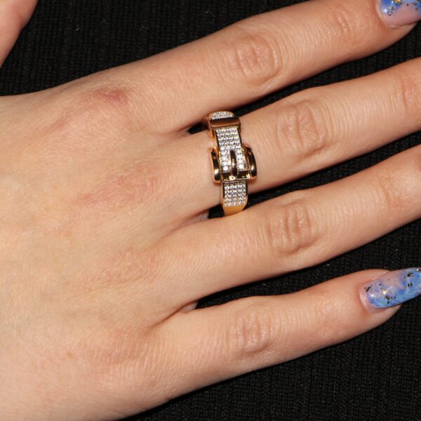 Anello due ori cinta con zirconi bianchi