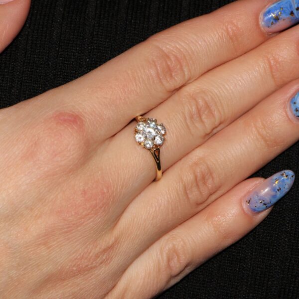 Anello oro giallo fiore con zirconi bianchi