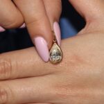 Ciondolo oro giallo goccia con zircone bianco