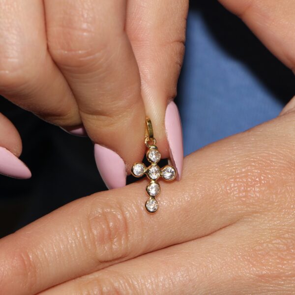 Ciondolo oro giallo crocetta con zirconi bianchi