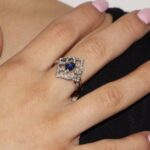 Anello oro bianco con zaffiro blu e diamanti