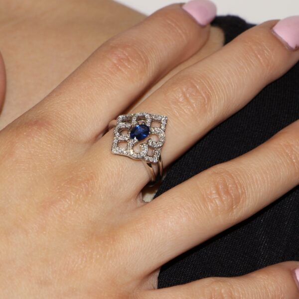 Anello oro bianco con zaffiro blu e diamanti