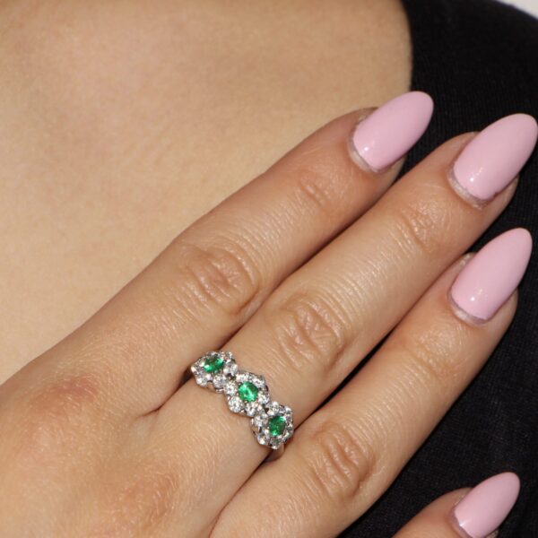 Anello oro bianco tre fiori con zirconi