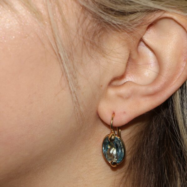 Orecchini oro giallo con zircone celeste ovale