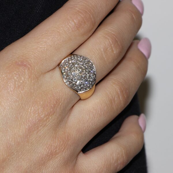 Anello due ori fascia bombata con pavee di diamanti