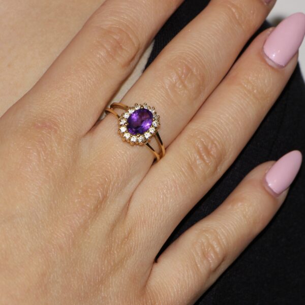 Anello oro giallo con zirconi bianchi e pietra centrale viola