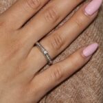 Anello oro bianco solitario con diamante centrale e laterali