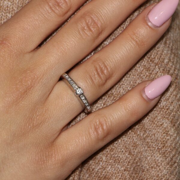 Anello oro bianco solitario con diamante centrale e laterali