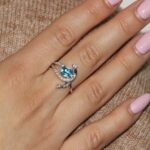 Anello oro bianco con zirconi bianchi e azzurro