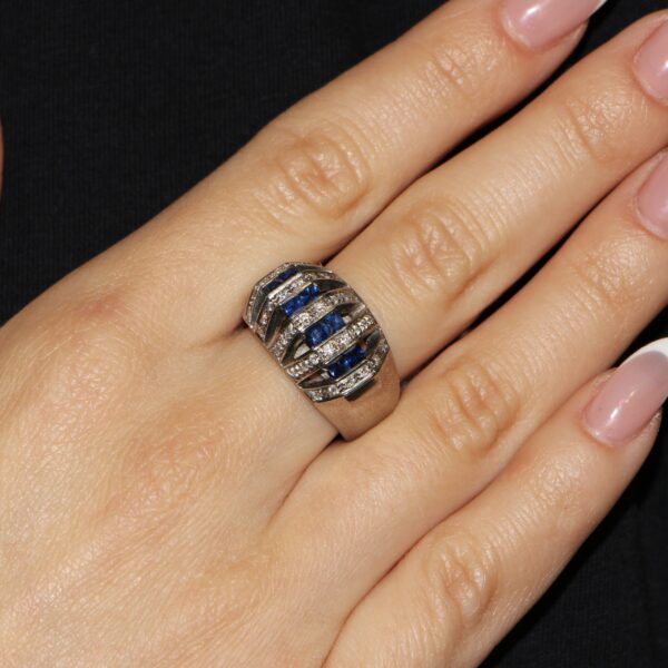 Anello oro bianco con diamanti e zaffiri blu