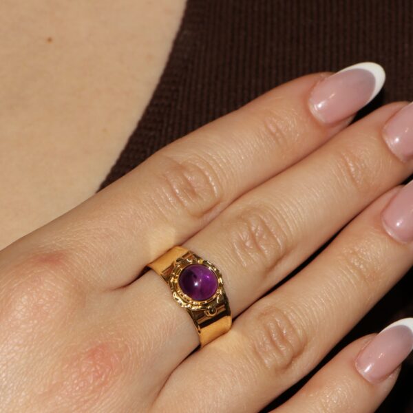 Anello oro giallo con zircone viola cabochon