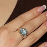 Anello due ori con zircone celeste e zirconi bianchi