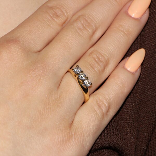 Anello oro giallo trilogy con zirconi bianchi