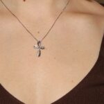 Collana oro bianco con ciondolo croce con zirconi bianchi