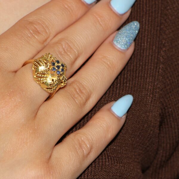 Anello oro giallo lucido satinato con zircone blu centrale